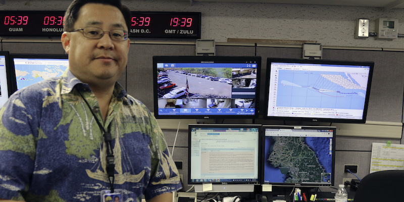 Jeffrey Wong, un funzionario dell'Agenzia per la gestione delle emergenze delle Hawaii, nel quartier generale dell'agenzia a Honolulu, il 21 luglio 2017 (AP Photo/Jennifer Sinco Kelleher)