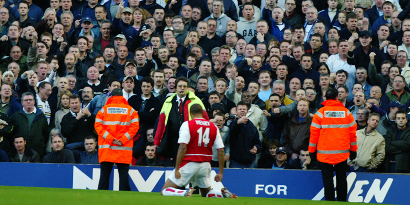 La famosa esultanza di Thierry Henry in un Arsenal-Tottenham del 2002 (Ben Radford/Getty Images)