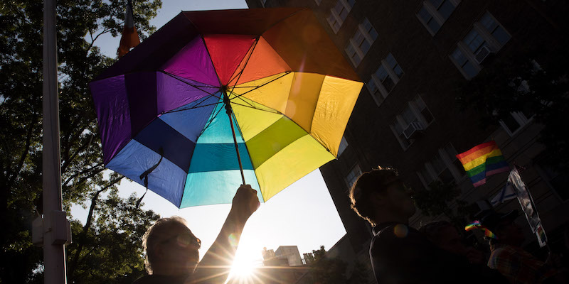 Un ombrello arcobaleno durante il corteo "Raise the Rainbow", il 14 giugno 2017, a New York (Drew Angerer/Getty Images)