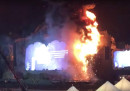 Un festival di musica elettronica a Barcellona è stato evacuato per un grande incendio sul palco