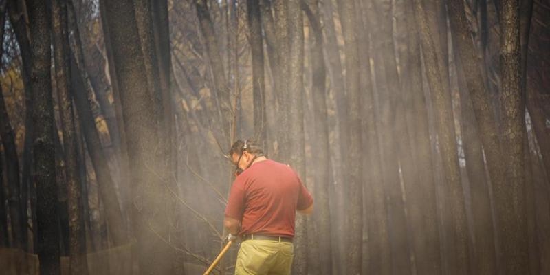 Gli effetti dell'incendio sul Vesuvio a Boscotrecase, in provincia di Napoli, il 12 luglio 2017 (ANSA/CESARE ABBATE)