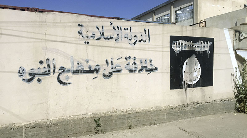 Un muro a Mosul, in Iraq, con il simbolo e gli slogan dell'Isis (Jan Kuhlmann/picture-alliance/dpa/AP Images)