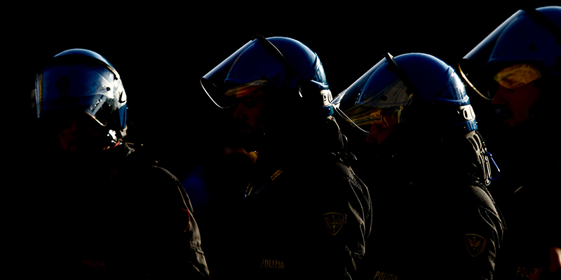 Polizia in assetto antisommossa , Brescia,
 2 febbraio 2017 (LaPresse / Davide Spada) 