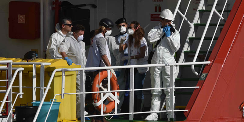 L'arrivo a Catania di 6 migranti morti recuperati dalla nave "Vos Prudence" di Medici senza frontiere, maggio 2017 (Andrea Di Grazia/LaPresse) 