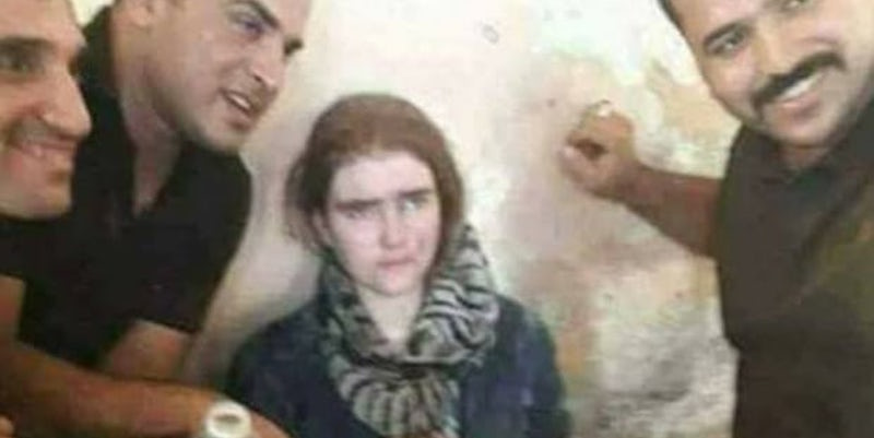 La ragazza arrestata a Mosul, circondata da tre soldati iracheni; secondo le prime ricostruzioni, potrebbe essere Linda Wenzel