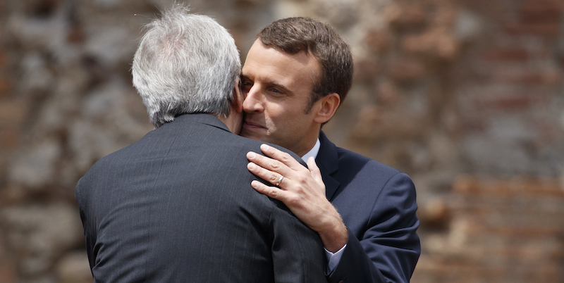 Paolo Gentiloni ed Emmanuel Macron a Taormina, il 26 maggio 2017 (AP Photo/Evan Vucci)