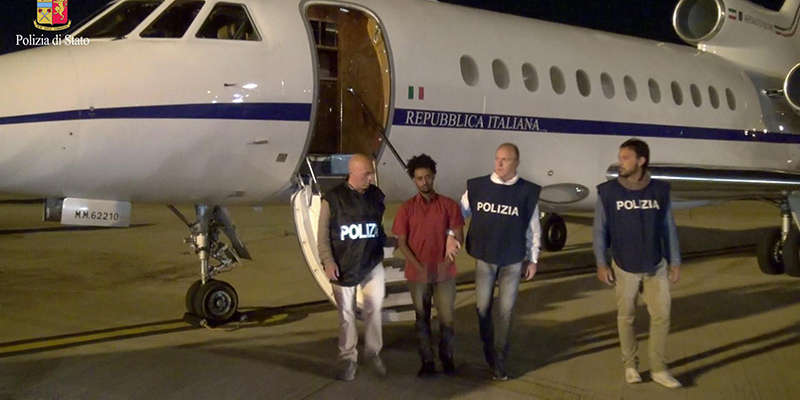  L'arrivo di Mered Yehdego Medhane all'aeroporto di Fiumicino, Roma (ANSA/Polizia)
