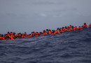 Un gommone che trasportava migranti è naufragato al largo della Libia, ci sono almeno 8 persone morte