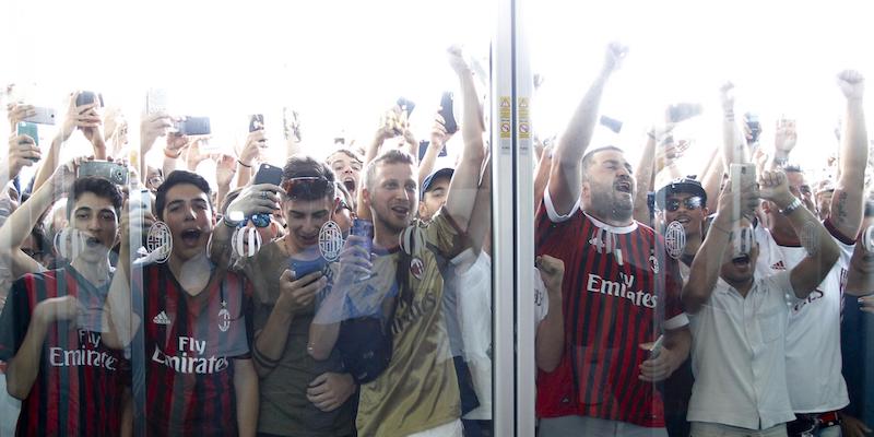  Tifosi del Milan davanti agli ingressi della sede del club nel giorno dell’arrivo di Leonardo Bonucci (Foto LaPresse - Spada)