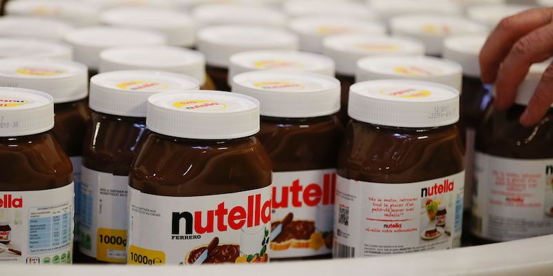 Confezioni di Nutella per il mercato francese nello stabilimento Ferrero di Villers-Ecalles, il 27 gennaio 2017 (CHARLY TRIBALLEAU/AFP/Getty Images)