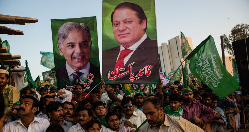 Un ritratto di Nawaz Sharif, a destra, e di suo fratello Shahbaz, a sinistra, esposti da un gruppo di loro sostenitori. (Daniel Berehulak/Getty Images)
