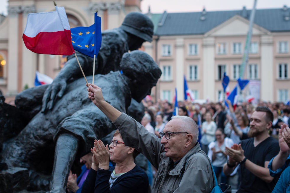 Manifestanti in piazza contro l'approvazione della riforma della corte suprema polacca
(WOJTEK RADWANSKI/AFP/Getty Images)