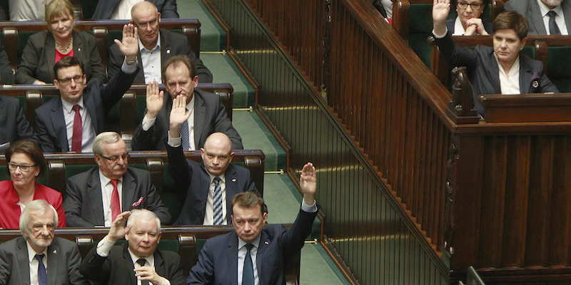 Membri del Parlamento polacco durante un voto di fiducia al governo: a destra si vede la prima ministra 
Beata Szydlo, in basso a sinistra il leader di Diritto e Giustizia, il partito di governo, Jaroslaw Kaczynski, il 7 aprile 2017 (AP Photo/Czarek Sokolowski)