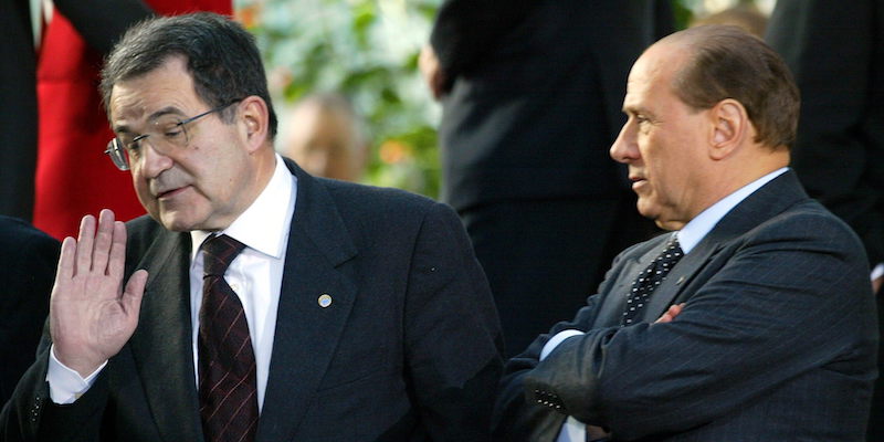 Romano Prodi e Silvio Berlusconi nel dicembre 2001 (EPA PHOTO / BELGA / GERARD CERLES)