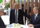 Il video della prima stretta di mano fra Trump e Putin