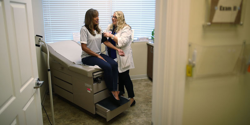 Una donna si fa provare la pressione da un'infermiera in una clinica di Planned Parenthood di Wellington, in Florida, il 13 luglio 2017 (Joe Raedle/Getty Images)