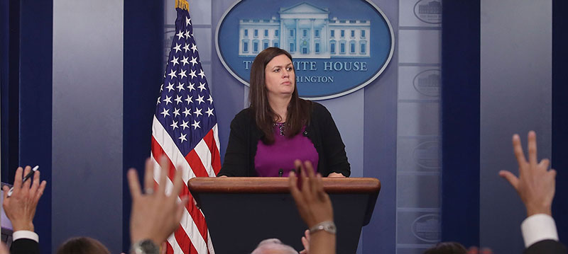 Sarah Huckabee Sanders durante una conferenza stampa il 19 luglio (Mark Wilson/Getty Images)
