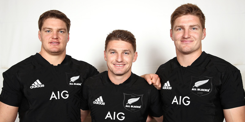 I fratelli Scott Barrett, Beauden Barrett e Jordie Barrett posano insieme con la maglia degli All Blacks (Phil Walter/Getty Images)