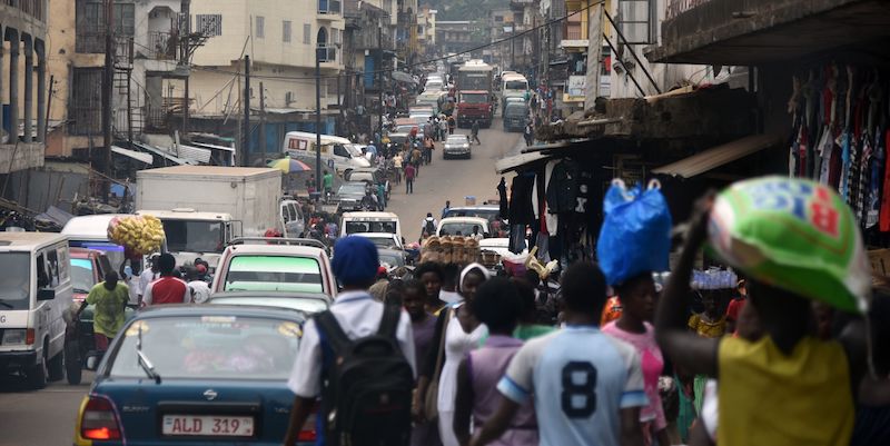 Una strada di Freetown, in Sierra Leone, il 22 gennaio 2016 (SIA-KAMBOU/AFP/Getty Images)