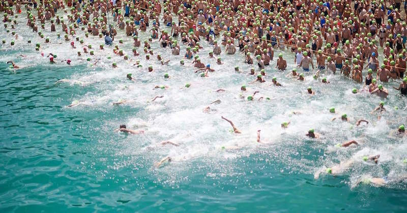Nuotatori alla partenza durante l'annuale attraversata del Lago di Zurigo, il 5 luglio 
(MICHAEL BUHOLZER/AFP/Getty Images)