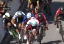 Il video di Mark Cavendish che cade al Tour de France dopo un contatto con Peter Sagan