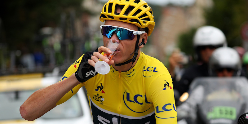 La maglia gialla Chris Froome brinda alla vittoria nel corso dell'ultima tappa del Tour de France (Chris Graythen/Getty Images)