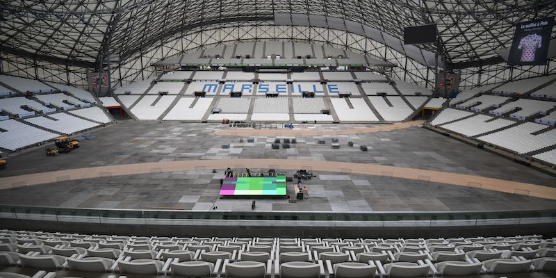 L'interno dello stadio Velodrome di Marsiglia, partenza e arrivo della cronometro di oggi (BERTRAND LANGLOIS/AFP/Getty Images)