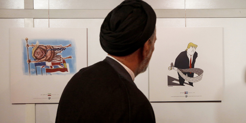 Il religioso iraniano riformista Mahmoud Doaei alla mostra su Trump a Teheran (ATTA KENARE/AFP/Getty Images)