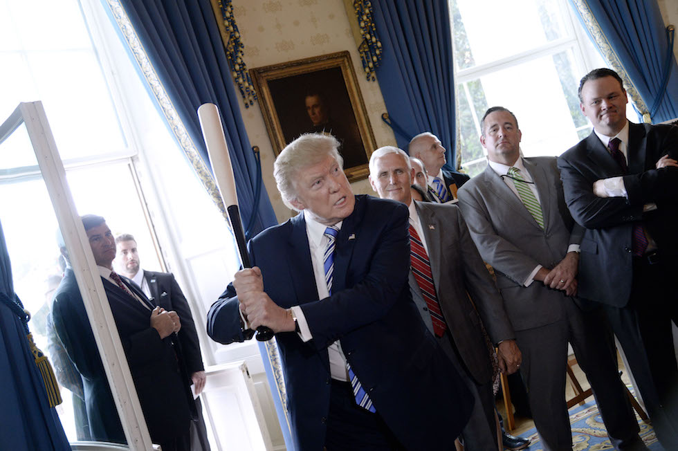 Donald Trump prova una mazza da baseball di marca Marucci durante un incontro alla Casa Bianca dedicato ai prodotti "Made in America" 
(OLIVIER DOULIERY/AFP/Getty Images)