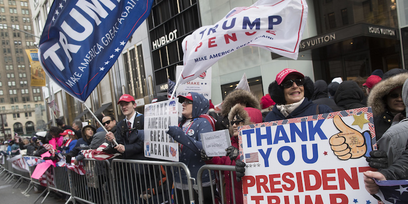 Sostenitori del presidente degli Stati Uniti Donald Trump vicino alla Trump Tower, a New York, il 4 marzo 2017 (AP Photo/Mary Altaffer)