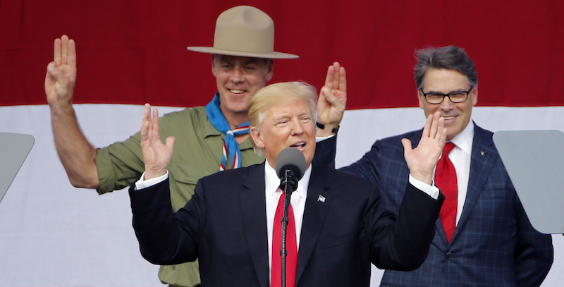 Il presidente degli Stati Uniti Donald Trump durante il suo discorso al raduno degli scout, il 24 luglio 2017, a Glen Jean, nel West Virginia; alle sue spalle gli ex boy scout Ryan Zinke, segretario dell'Interno, e Rick Perry, segretario per l'Energia (AP Photo/Steve Helber)