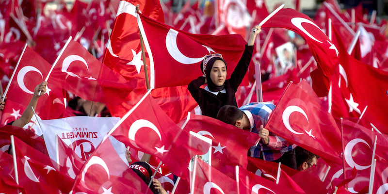 Bandiere turche sul ponte sul Bosforo, a Istanbul, il 15 luglio 2017 (Chris McGrath/Getty Images)