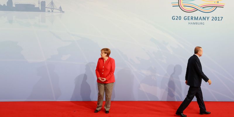 Il presidente turco Recep Tayyip Erdoğan e la cancelliera tedesca Angela Merkel al G20 di Amburgo, in Germania, il 7 luglio 2017 (ODD ANDERSEN/AFP/Getty Images)