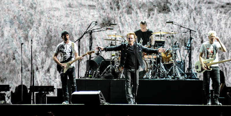 Gli U2 durante il concerto di ieri sera a Roma. (Marta Coratella/Pacific Press via ZUMA Wire)