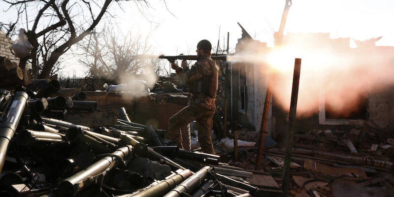 Un soldato ucraino ad Avdiivka, nella regione di Donetsk (ANATOLII STEPANOV/AFP/Getty Images)