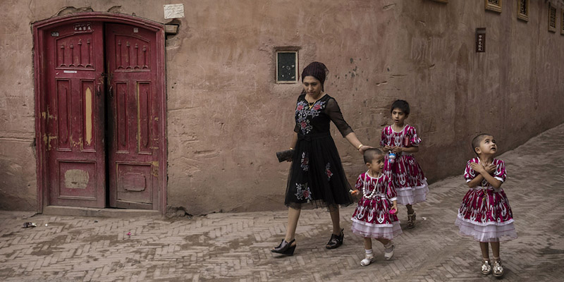 Una donna con le sue figlie - Kashgar, 28 giugno 2017
(Kevin Frayer/Getty Images)