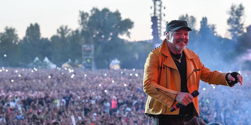 Vasco Rossi durante il concerto a Modena 
(ANSA/ALESSANDRO DI MEO)