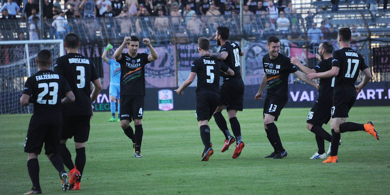 I giocatori del Venezia festeggiano la vittoria in campionato contro il Palermo (LaPresse)