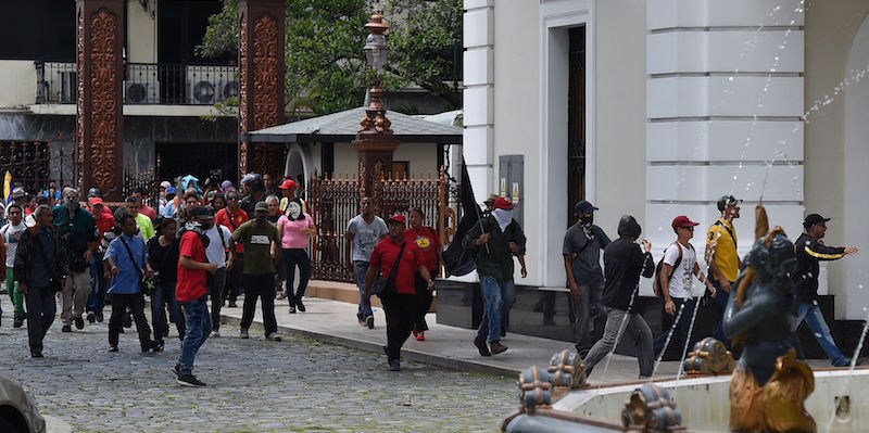 Sostenitori del presidente venezuelano Nicolas Maduro entrano nell'edificio dell'Assemblea Nazionale a Caracas (JUAN BARRETO/AFP/Getty Images)