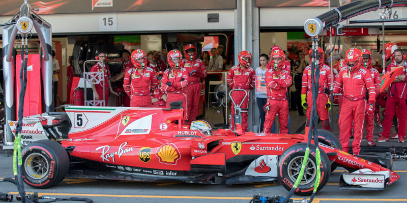 Gran Premio di Baku: Sebastian Vettel sconta al box Ferrari i 10 secondi di penalità che gli sono stati inflitti dopo lo scontro con Hamilton (VALDRIN XHEMAJ/AFP/Getty Images)