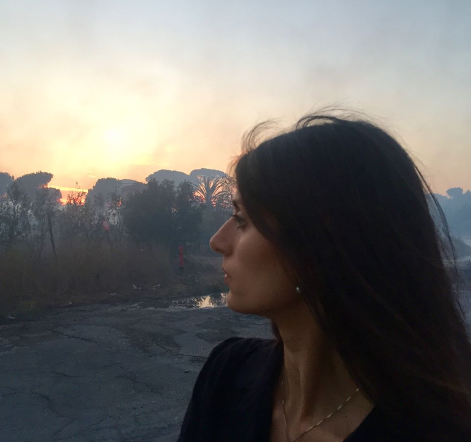 La malinconica fotografia di Virginia Raggi davanti all’incendio di una pineta