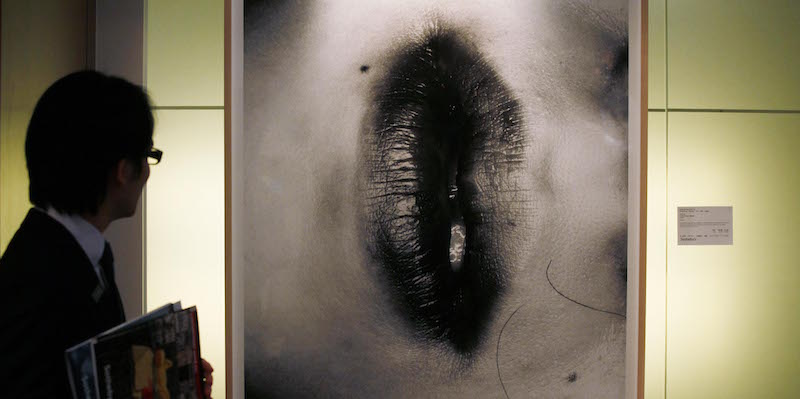 La fotografia "Erotos" di Nobuyoshi Araki all'asta da Sotheby's a Hong Kong, nel 2010
(AP Photo/Kin Cheung)