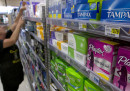 Una grande catena di supermercati britannica non farà più pagare l'IVA sugli assorbenti