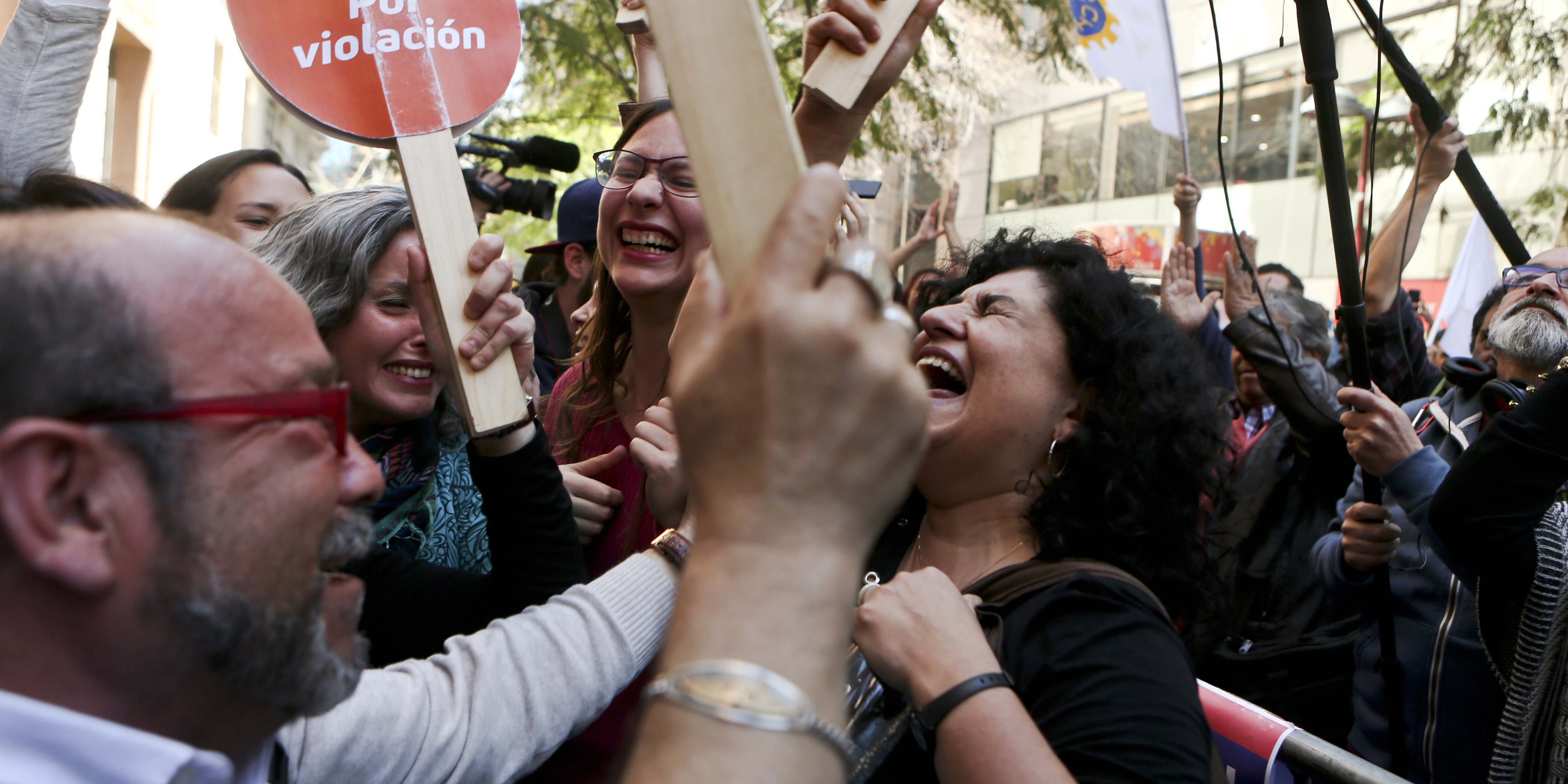 I festeggiamenti per la depenalizzazione dell'aborto in Cile, Santiago, 21 agosto 2017 (AP Photo/Esteban Felix)