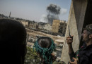 Un attacco aereo della coalizione guidata dagli Stati Uniti ha ucciso 42 civili a nord di Raqqa, dice l'Osservatorio siriano per i diritti umani