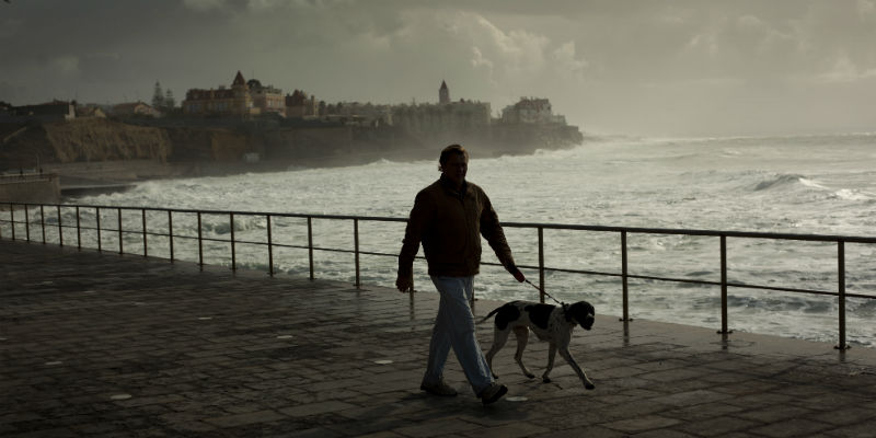 Una foto della baia di Cascais, in Portogallo, una delle città ad aver ricevuto numerosi investimenti immobiliari da parte di società dell'Angola (AP Photo/Emilio Morenatti)