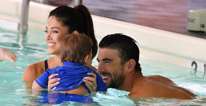 Il nuotatore olimpico Michael Phelps (32) con il figlio Boomer (1) e la moglie Nicole Johnson (32) a una lezione di nuoto per bambini tenuta dalla sua fondazione a New York, 21 agosto 2017
(Dia Dipasupil/Getty Images for Huggies)