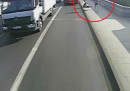 Il video della donna spinta nel traffico da un corridore, a Londra