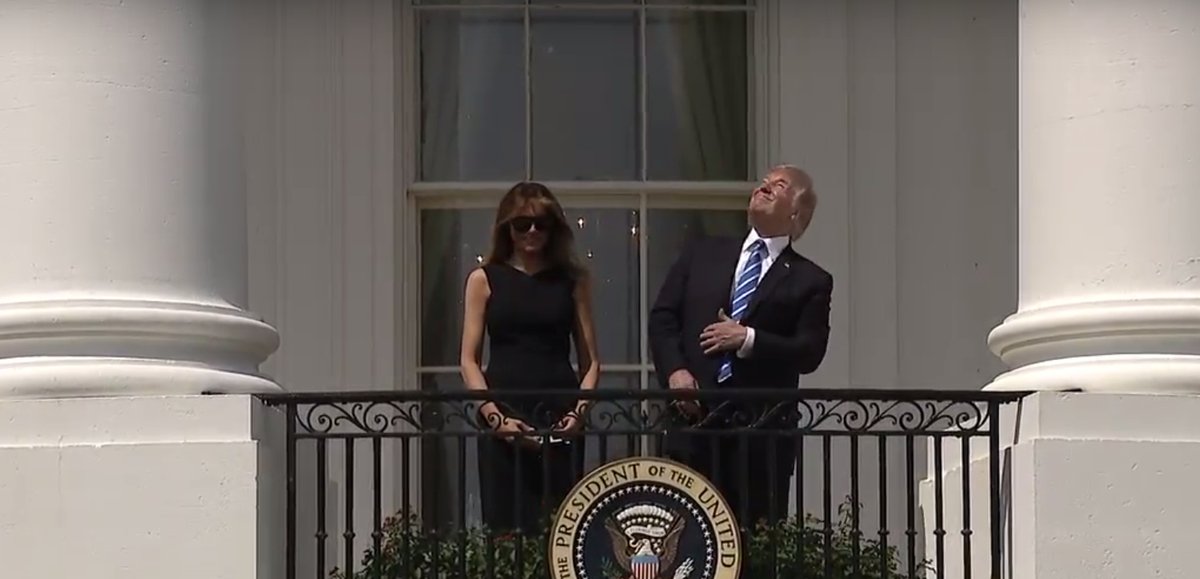 Trump ha guardato l’eclissi senza occhiali