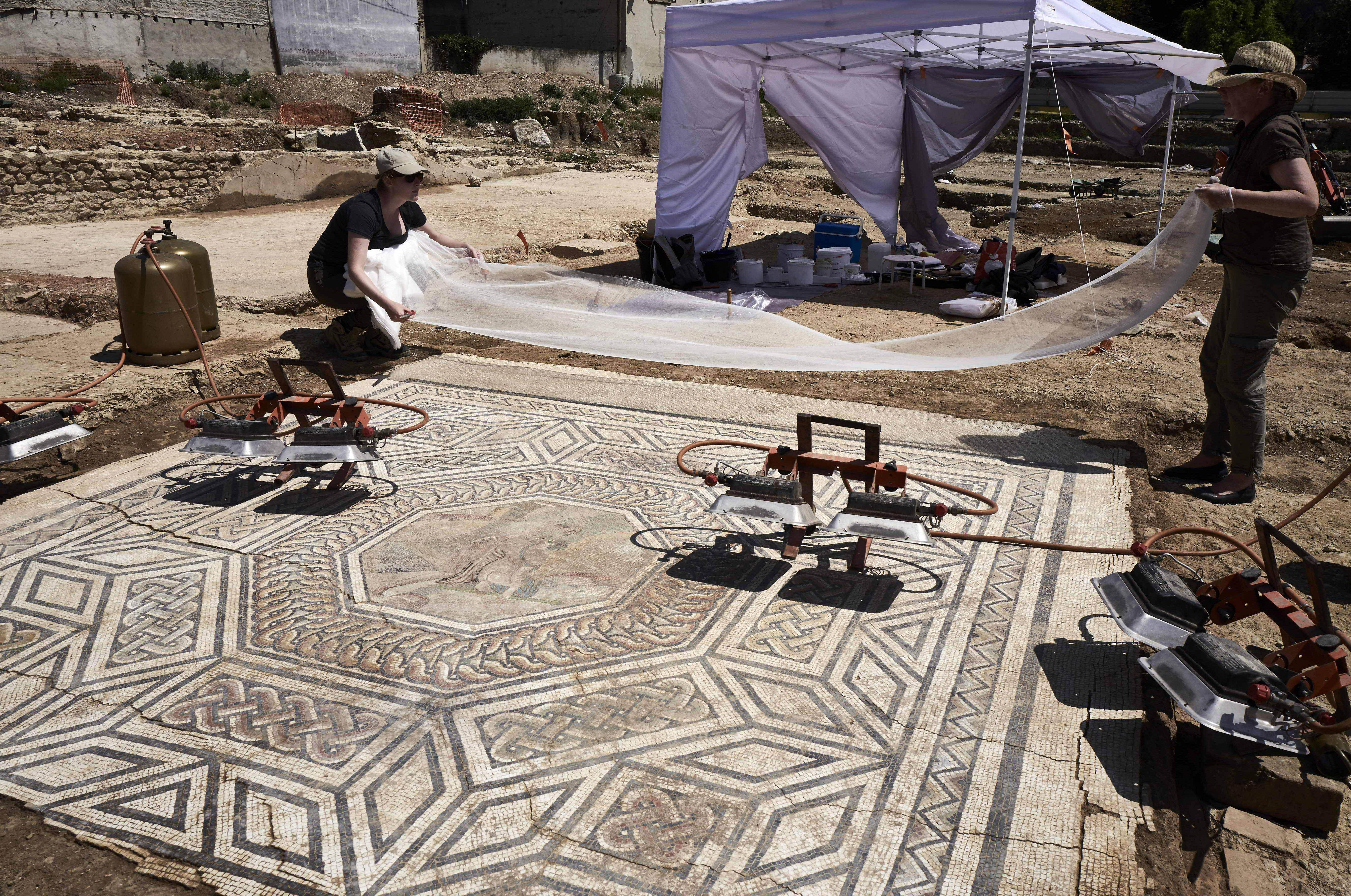 Archeologi al lavoro su un mosaico scoperto a Vienne, 31 luglio 2017 (JEAN-PHILIPPE KSIAZEK/AFP/Getty Images)